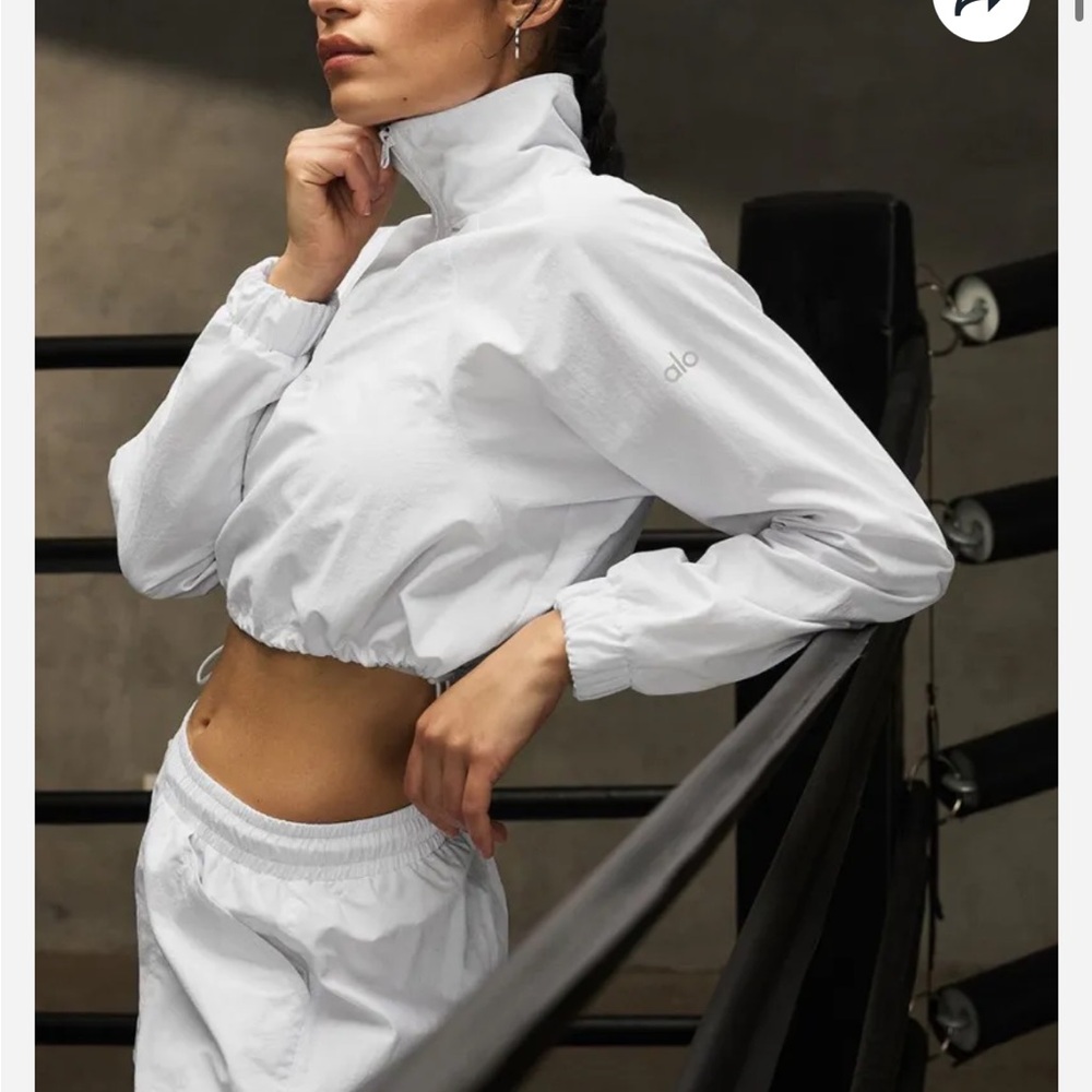 NWT Alo Alumni White Cropped Pullover